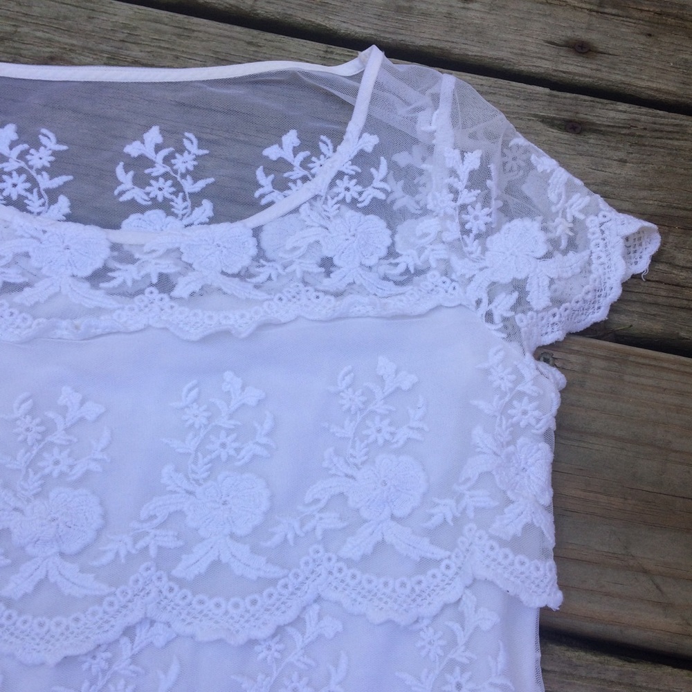 A&F white sheet/Lace top - Picture 3 of 7